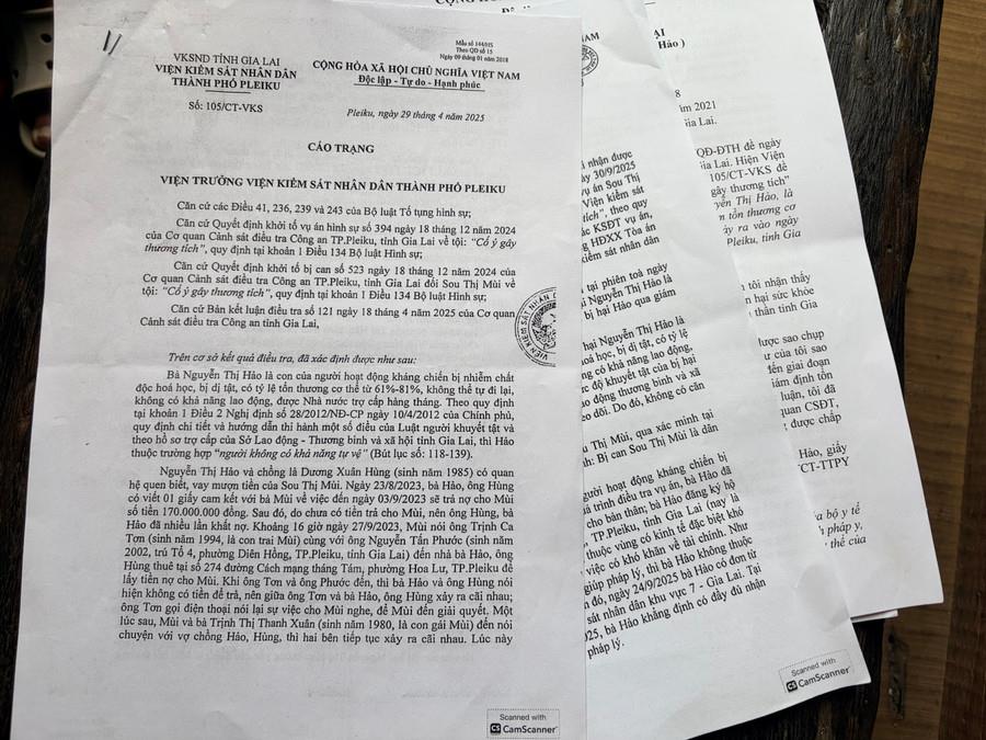 Hình ảnh bà Mùi (khoanh tròn) tát vào vùng mặt của chị H. (Ảnh cắt từ clip)