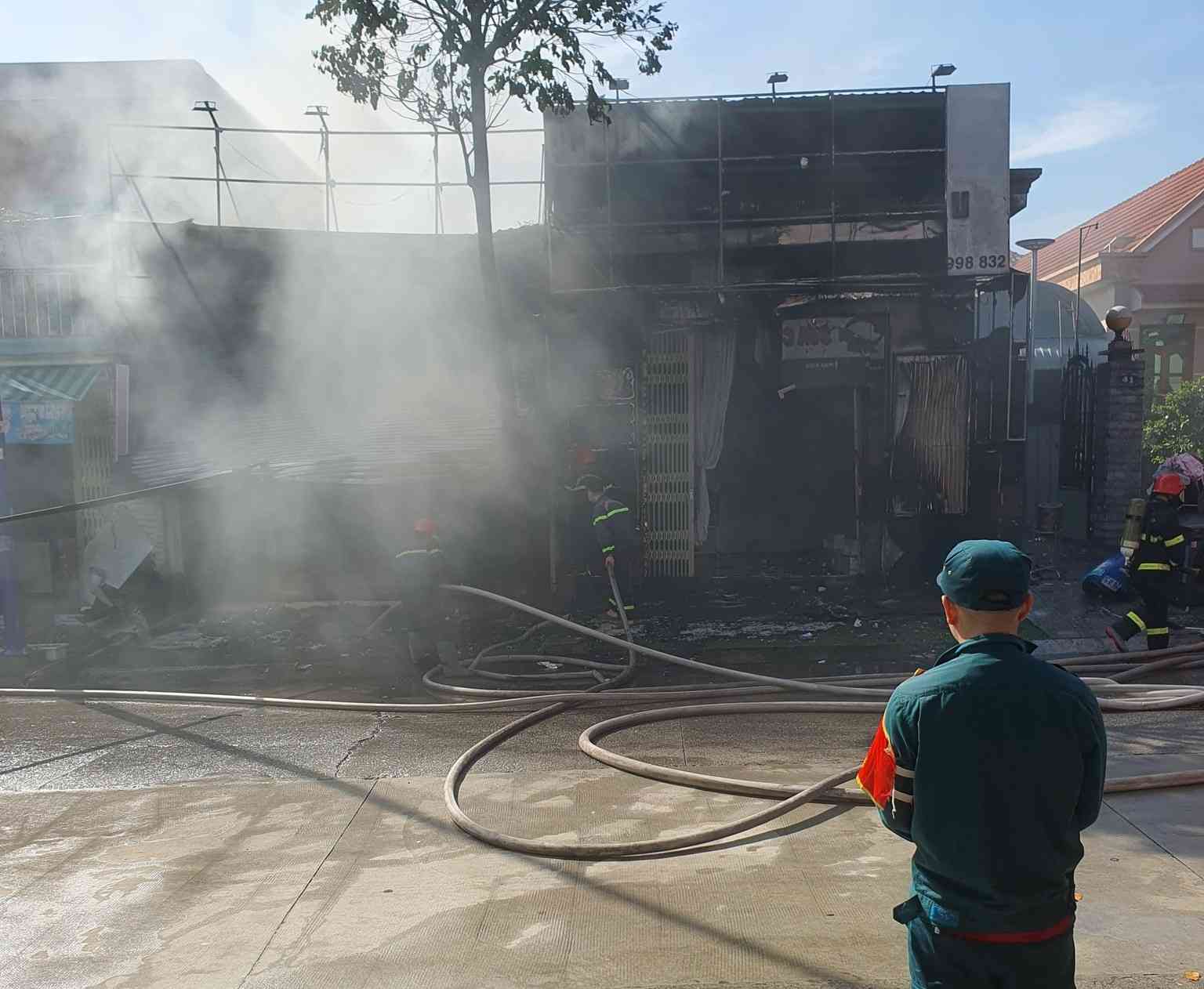 Hiện trường vụ cháy 2 căn nhà. Ảnh: Bạn đọc cung cấp