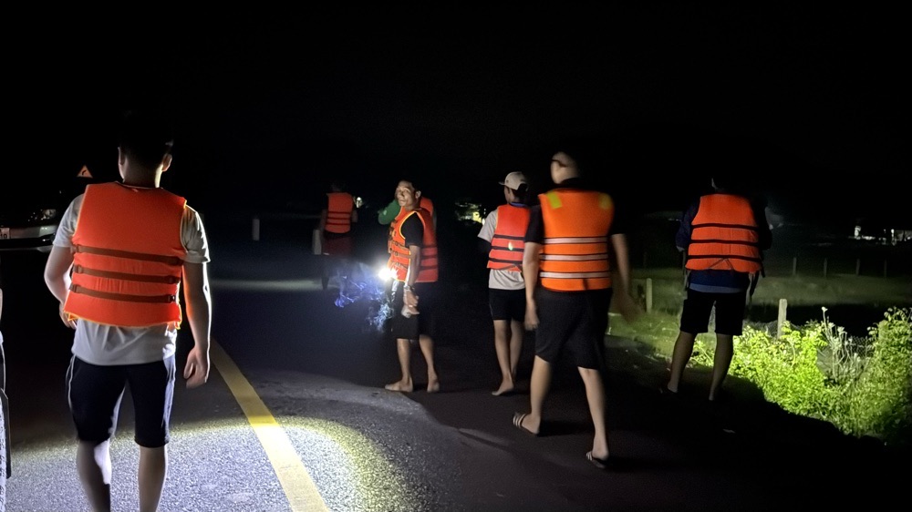 Nhiều người tham gia tìm kiếm bé gái mất tích. Ảnh: Duy Tuấn