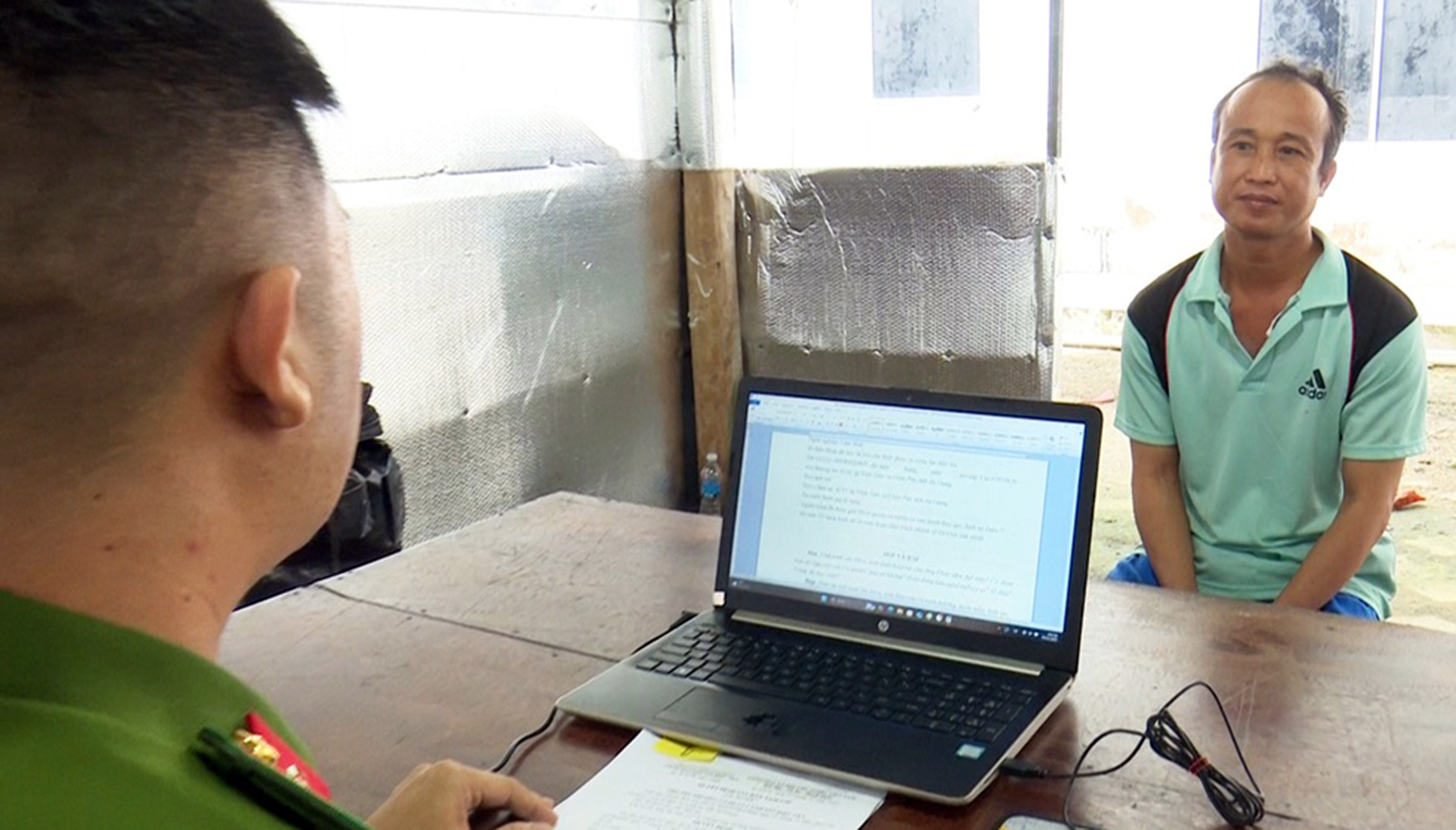 Khởi tố, bắt tạm giam đối tượng hiếp dâm 2 bé gái cùng xóm