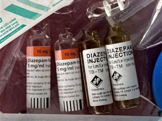 Những lo thuốc được phát hiện tại hiện trường, nghi nạn nhân sử dụng để tự tử. Ảnh: CQCN cung cấp