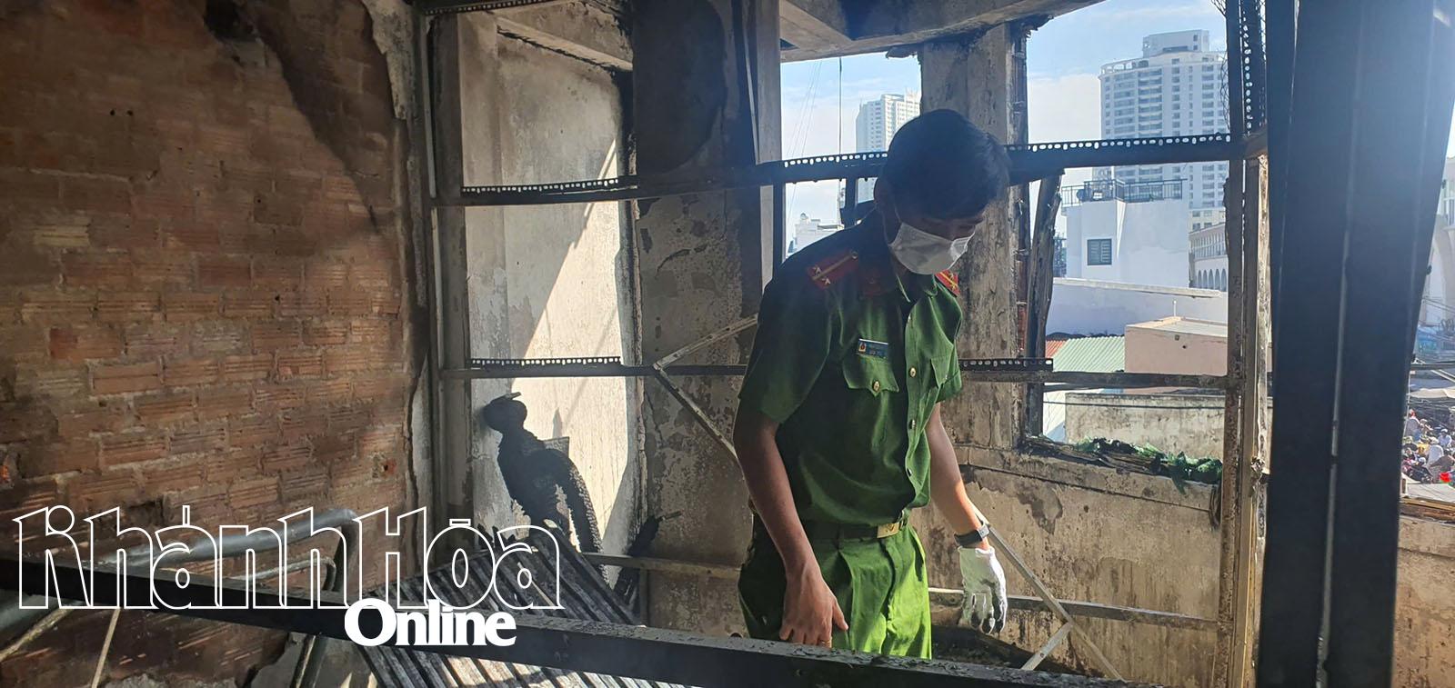 Hoạt động điều tra tập trung tại tầng 3 căn nhà