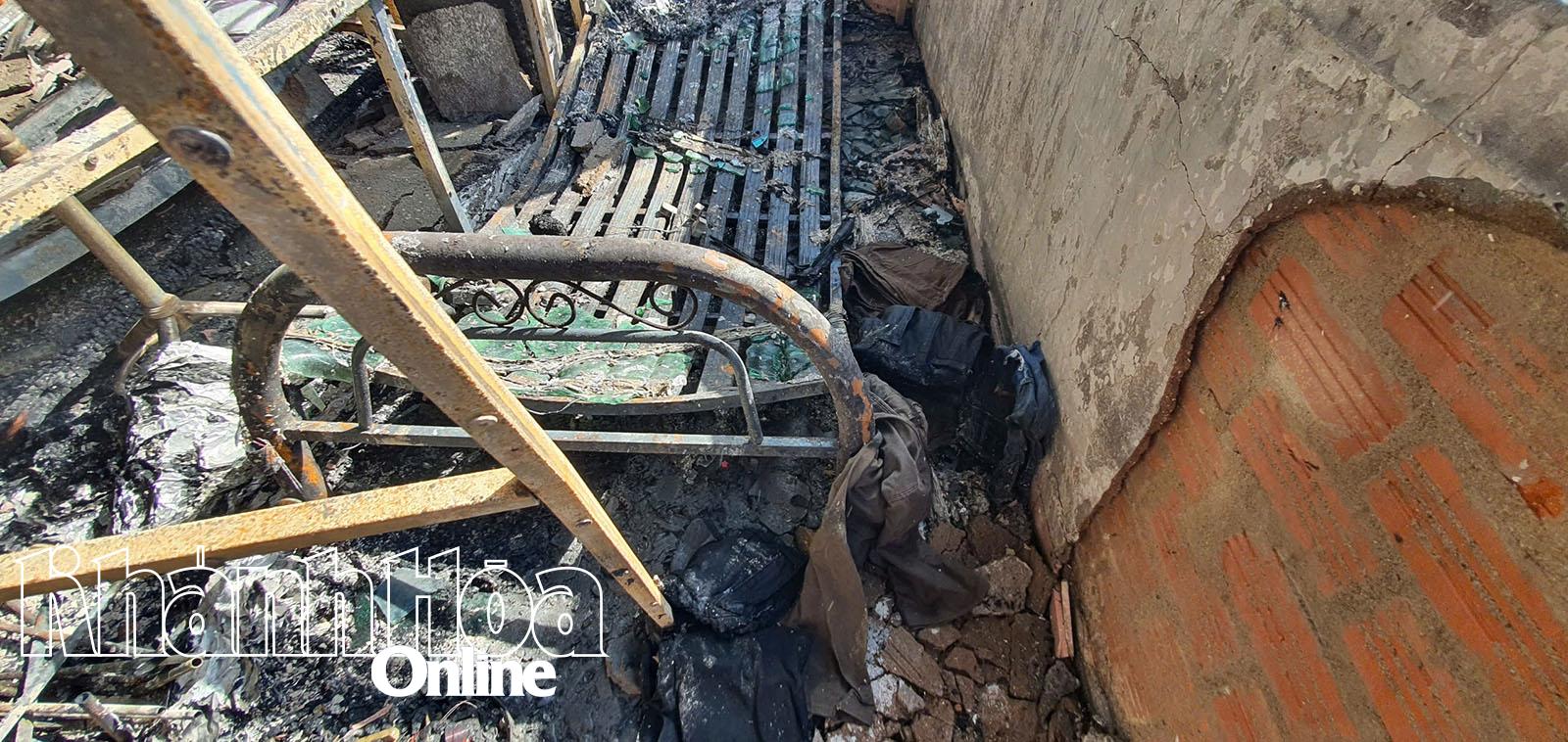 Căn phòng nhỏ, nơi có một thanh niên thuê trọ, nghi xảy ra chập điện dẫn đến hỏa hoạn