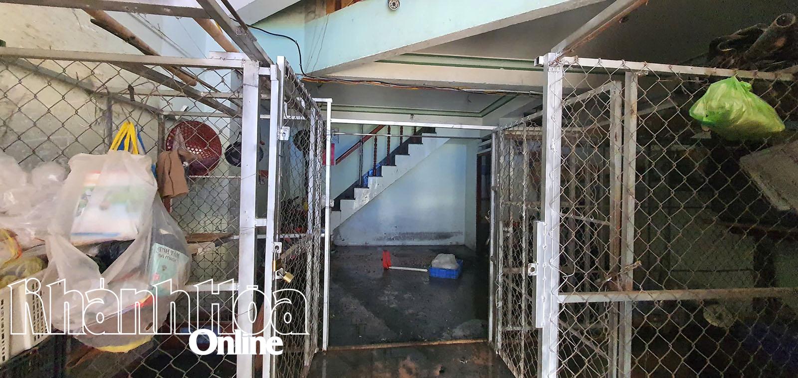 Tầng trệt căn nhà được các tiểu thương thuê chứa trái cây, và các loại rau củ