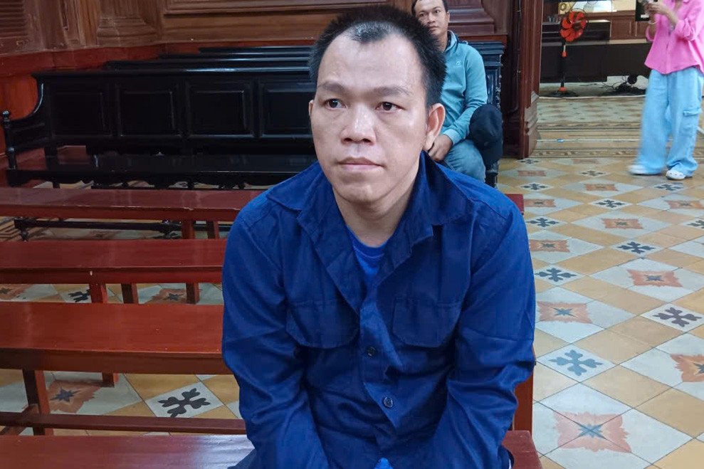 Ấm ức vì bị đánh, vác dao bầu 'xử' bạn cùng khu trọ