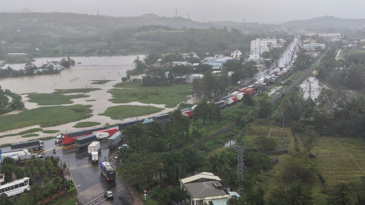 Tuyến QL1 qua phường Tuy Hòa bị ngập nước, kẹt xe.