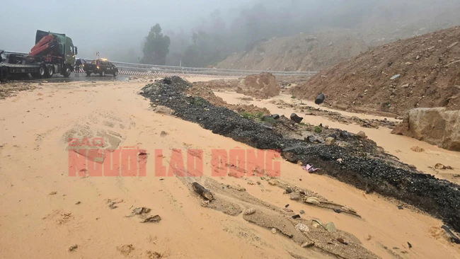 Cận cảnh hiện trường vụ sạt lở đèo Khánh Lê khiến 6 người chết, 16 người bị thương - Ảnh 1. Cận cảnh hiện trường vụ sạt lở đèo Khánh Lê khiến 6 người chết, 16 người bị thương - Ảnh 1.