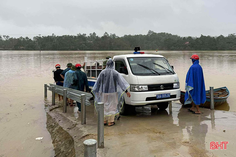 Thi thể ông Nguyễn Văn Tr. được đưa lên bờ, bàn giao cho gia đình tổ chức an táng. bqbht_br_chet-duoi.jpg