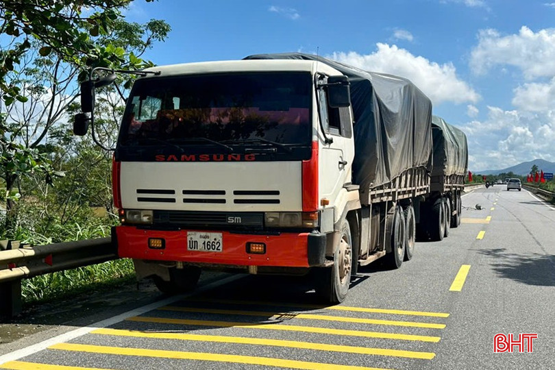 Chiếc xe đầu kéo va chạm xe máy điện. bqbht_br_z7201832868525-7be9c5883b1c4b6a2763c9adf635edda.jpg