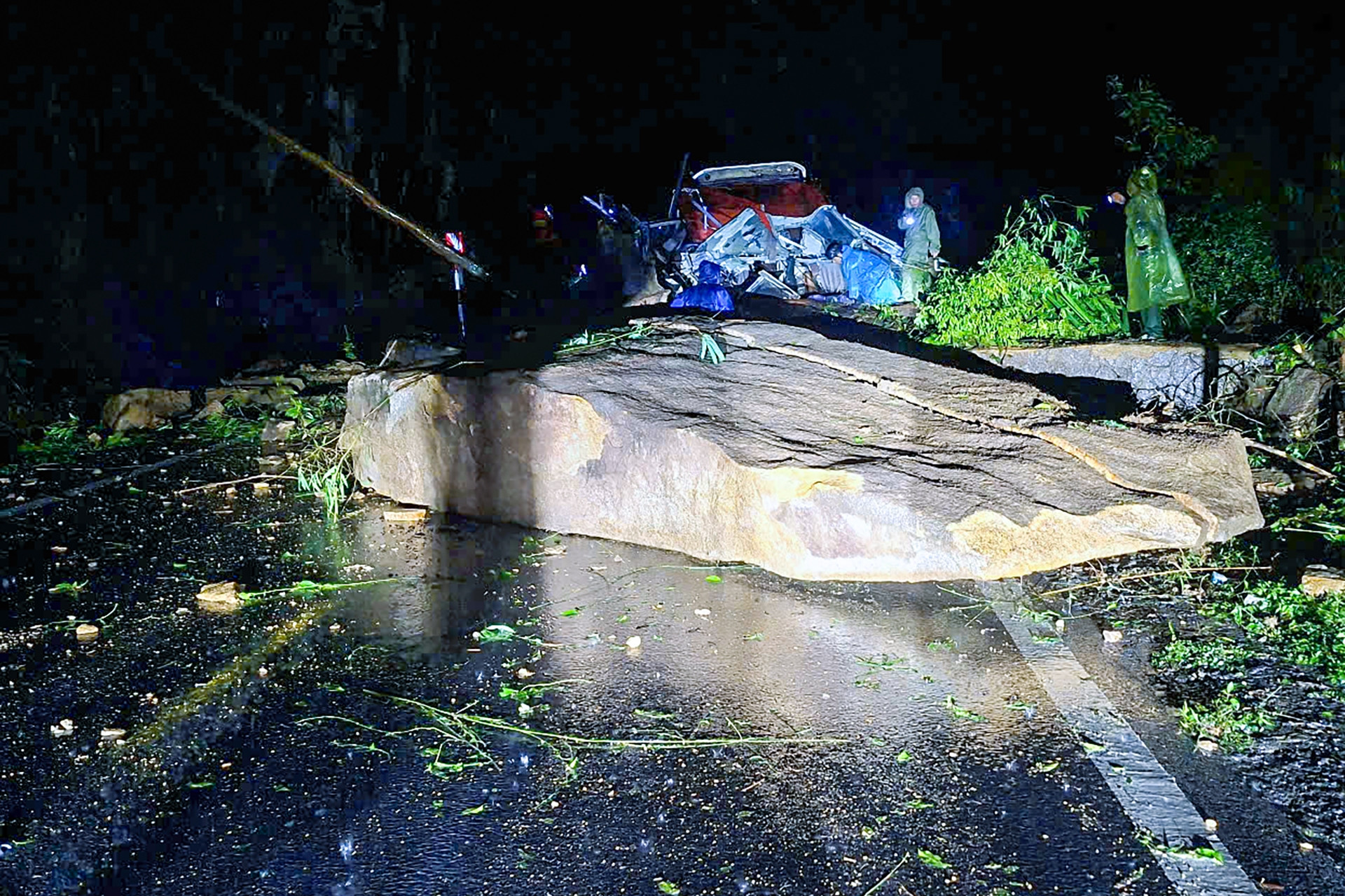 Còn hai thi thể kẹt trong ô tô khách bị sạt lở núi đè trên đèo ở Khánh Hòa