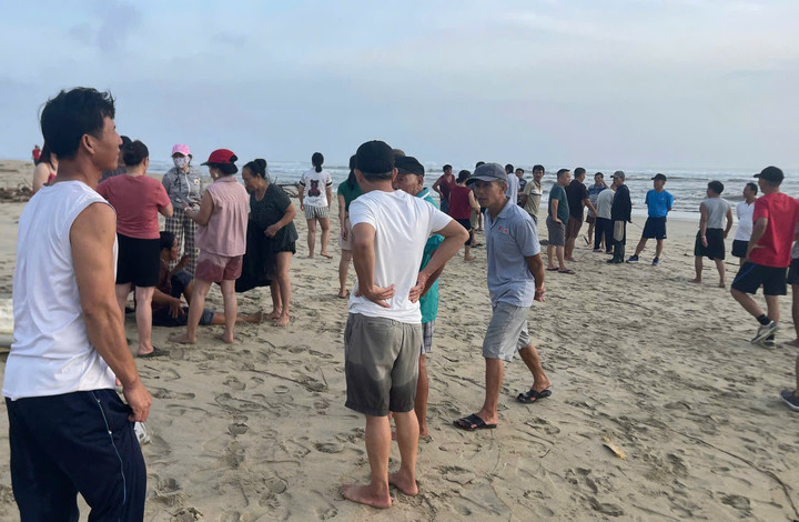 Rất đông người dân tập trung theo dõi vụ việc. (Ảnh: Q.N)