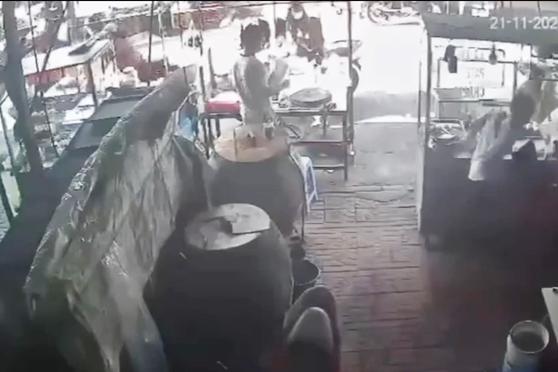 Đang bán bánh mì, người phụ nữ mang thai 36 tuần bất ngờ bị kẻ lạ đâm giữa chợ