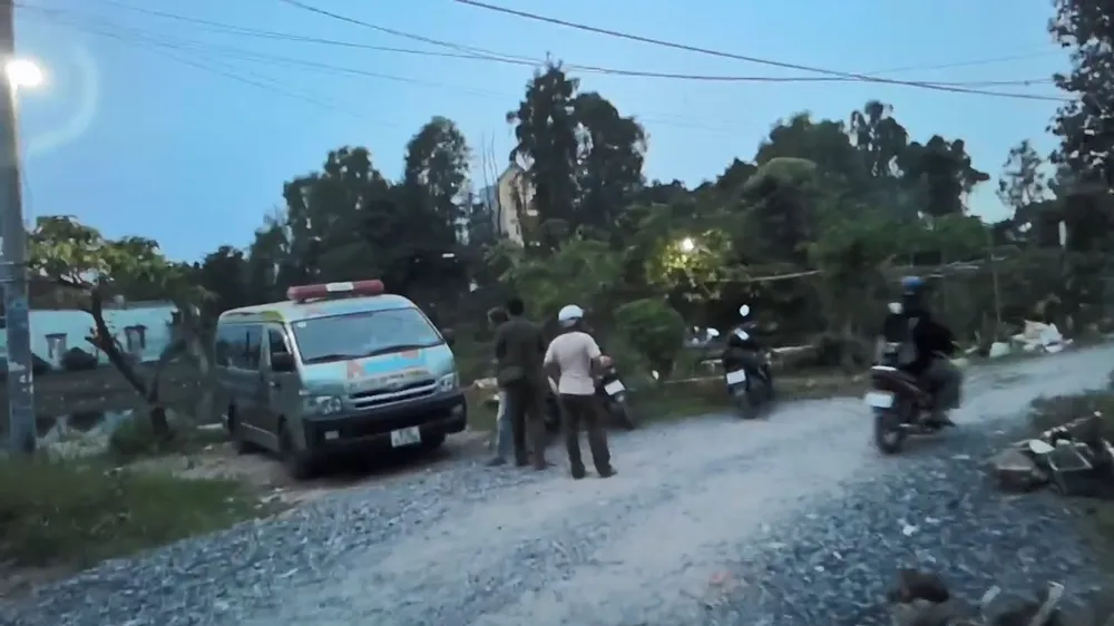 dua-gion-voi-co-gai-duoi-cau-doi-nam-thanh-nien-roi-xuong-song-chet-duoi (2).jpg