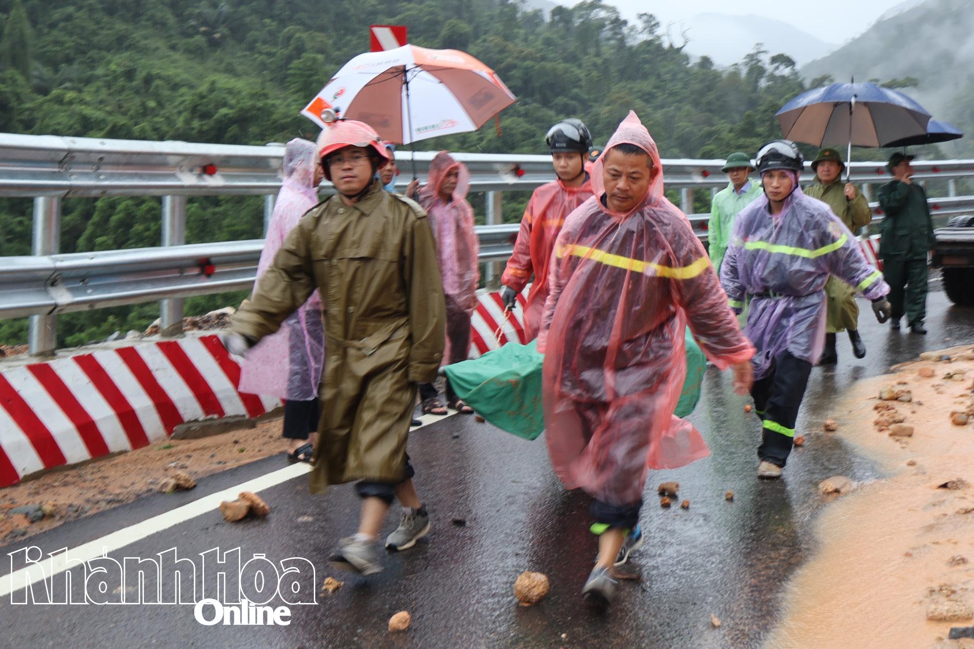 Các nạn nhân được đưa ra khỏi hiện trường vụ việc.