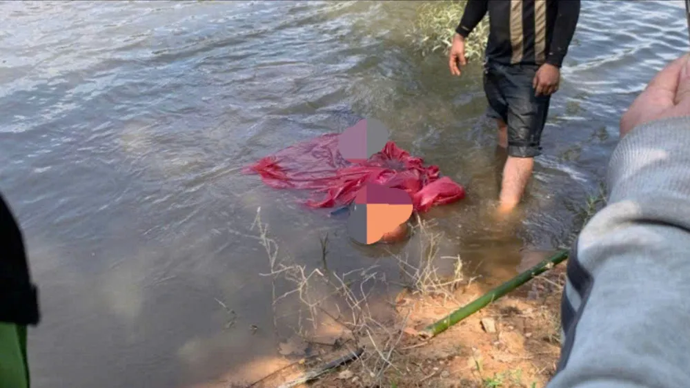 Người đàn ông mặc áo mưa, đội nón bảo hiểm tử vong trên hồ nước. lam-ro-nguyen-nhan-nguoi-dan-ong-mac-ao-mua-doi-non-bao-hiem-tu-vong-tren-ho-nuoc-8040-3035.jpg