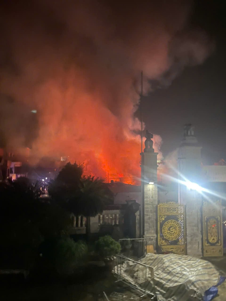 Người dân đứng quan sát từ xa vẫn cảm nhận được sức nóng và nghe những tiếng nổ phát ra từ đám cháy. Ảnh: Người dân cung cấp lua-cuon-cuon.jpg