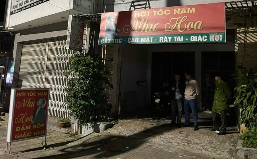 Lực lượng Công an bắt quả tang 4 cặp nam nữ đang mua bán dâm tại tiệm hớt tóc Như Hoa. Ảnh: ĐVCC luc-luong-cong-an-da-bat-qua-tang-4-cap-nam-nu-dang-mua-ban-dam-tai-quan-cat-toc-nhu-hoa-anh-dvcc.jpg