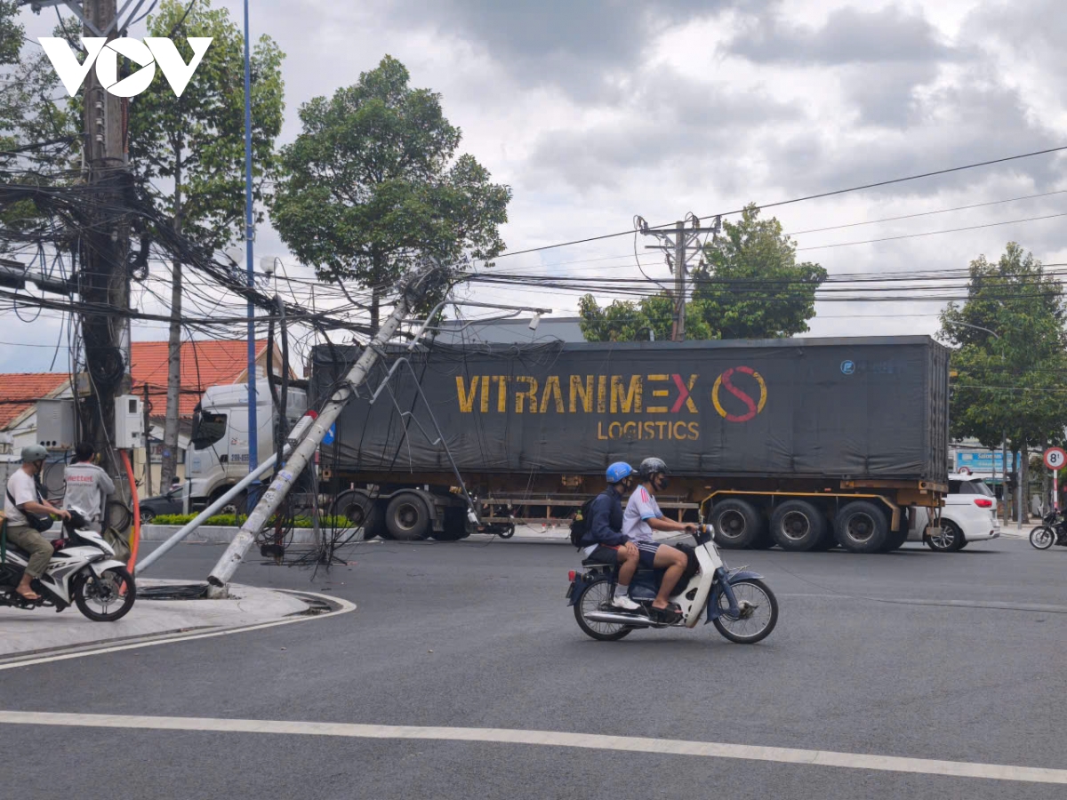 mot nguoi di xe may vuong day dan dien, nga tu vong o Dong thap hinh anh 1