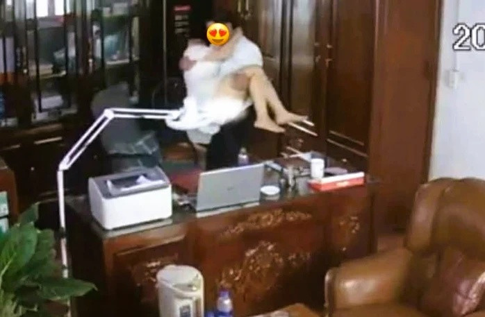 Hình ảnh người đàn ông thân mật với người phụ nữ trong phòng làm việc gây xôn xao mạng xã hội.
