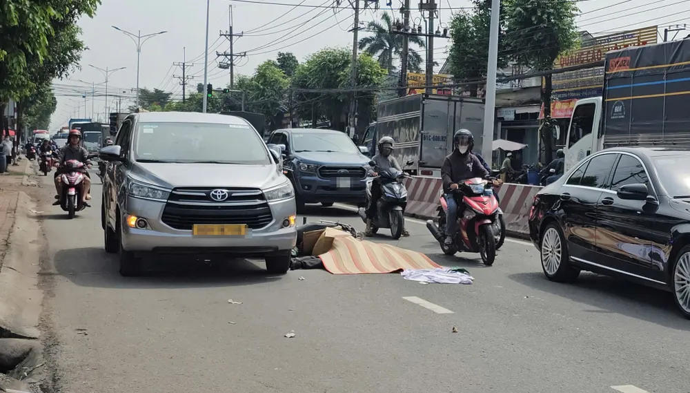 Hiện trường vụ tai nạn khiến nam nam shipper tử vong. nam shipper..jpg