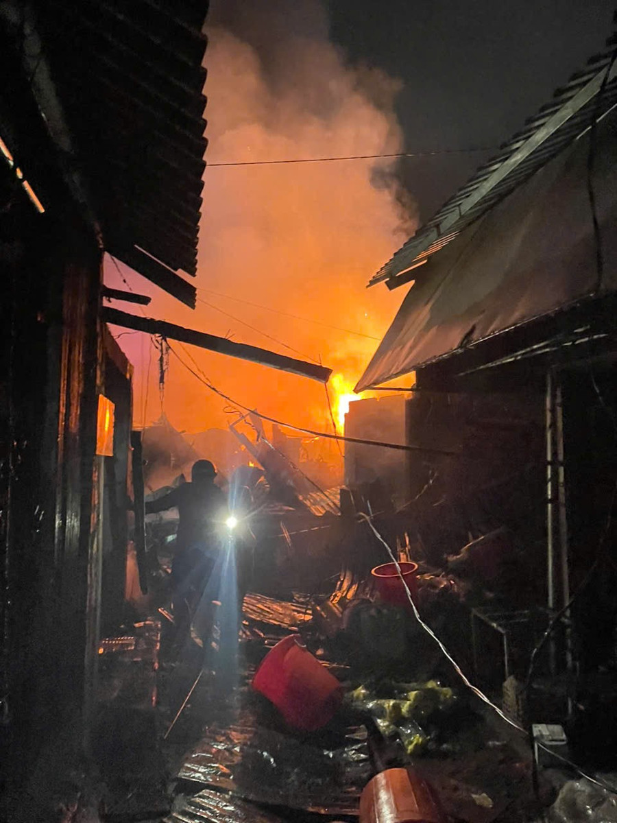 Nhiều ki ốt, hàng hóa của bà con tiểu thương bị thiệt hại. Ảnh: Người dân cung cấp tai-san-hang-hoa-thiet-hai.jpg