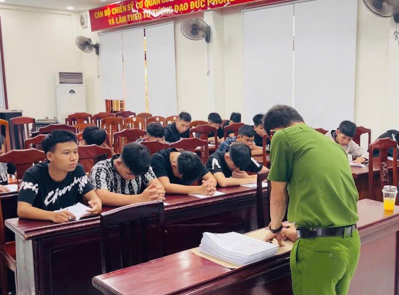 Các đối tượng trong vụ việc tại cơ quan công an. tien-phong.jpg