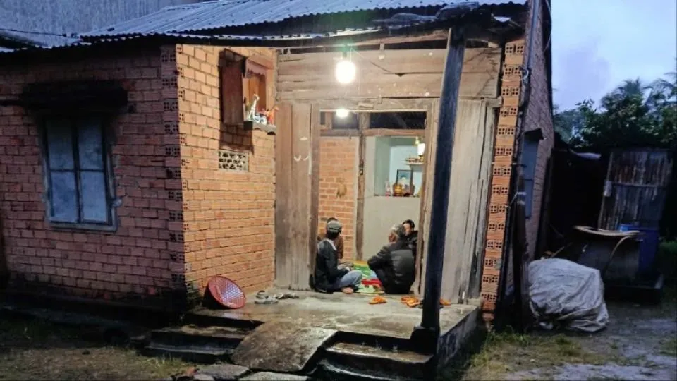 Người thân đến chia buồn cùng gia đình ông Quảng. Ảnh: P.T tử vong.jpg