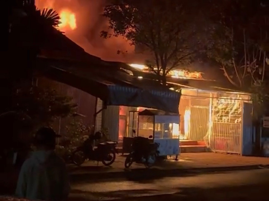 Vụ cháy đã khiến 2 mẹ con bà C. thương vong. Ảnh: Hoàng Văn vu-chay-da-khien-2-me-con-ba-c-thuong-vong-anh-hoang-van.jpg