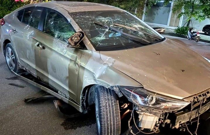 Xe ô tô bị hư hỏng sau khi xảy ra vụ việc.