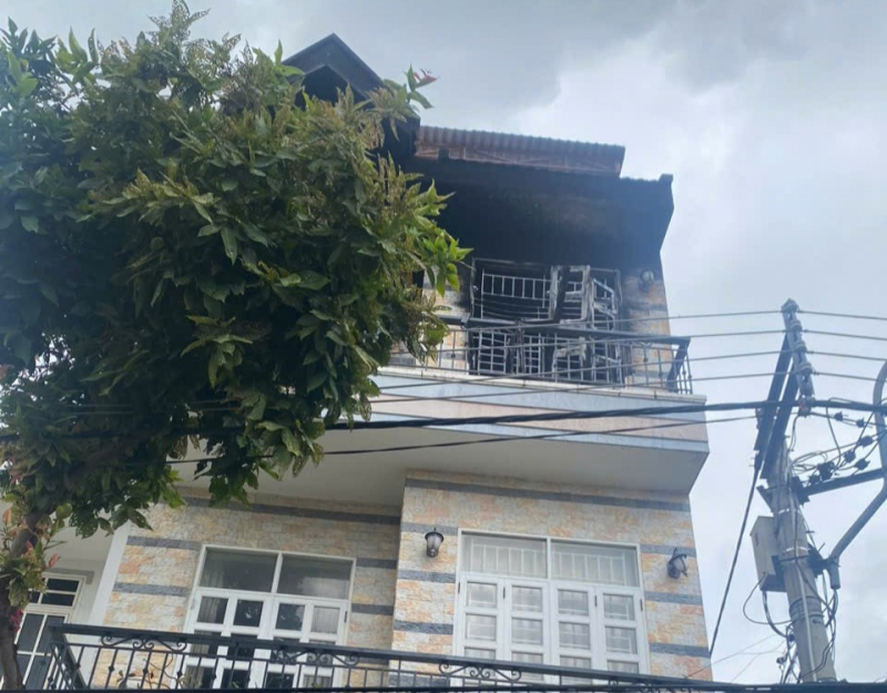 Kịp thời dập tắt vụ hoả hoạn trên tầng ba căn nhà ở phường Tây Nha Trang -0