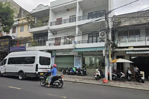 Nhiều cảnh sát đang có mặt tại trụ sở Công ty CP Dược phẩm Khánh Hòa