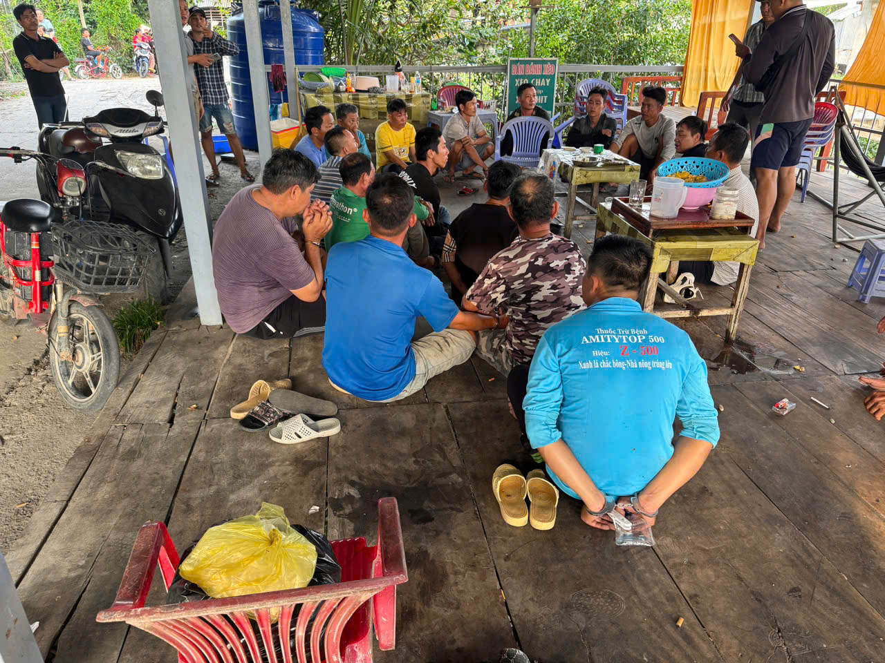 Triệt xóa tụ điểm đánh bạc, tạm giữ 19 người