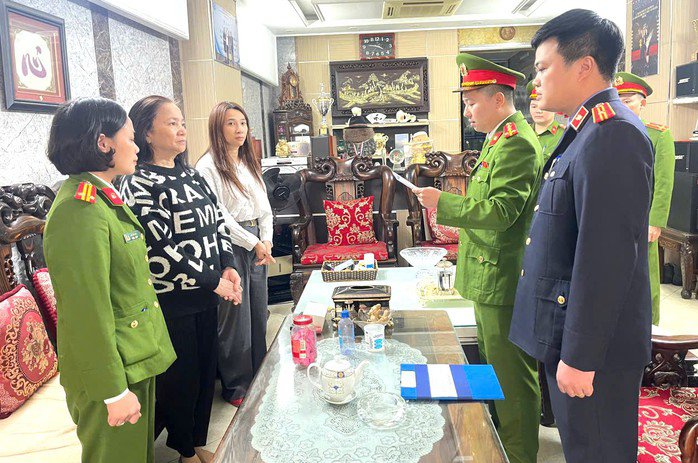 Cơ quan Cảnh sát điều tra Công an tỉnh Thanh Hóa tống đạt quyết định khởi tố, bắt tạm giam đối với bà Lê Thị Thu Hương. Ảnh: Công an Thanh Hóa