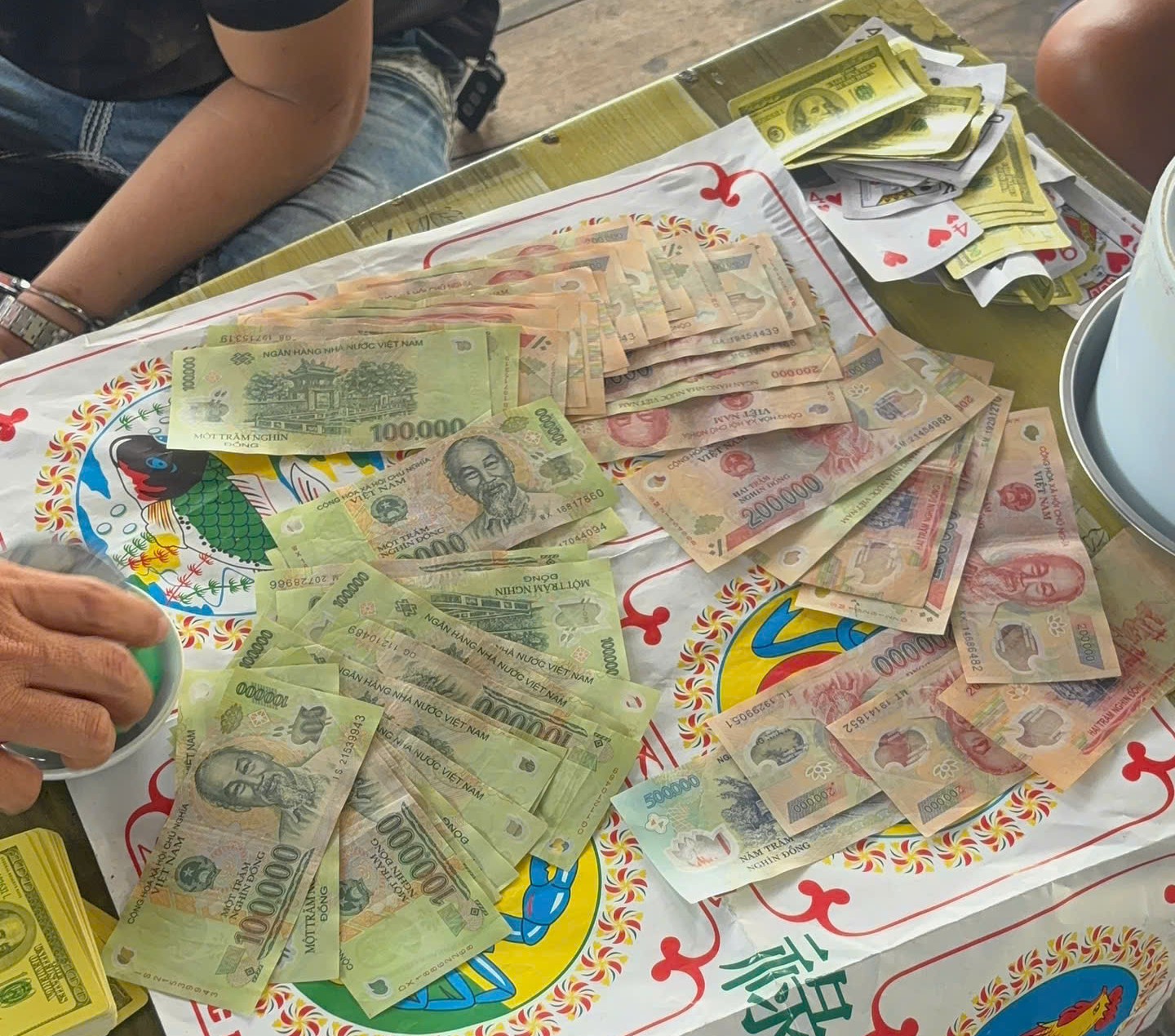 Triệt xóa tụ điểm đánh bạc, tạm giữ 19 người