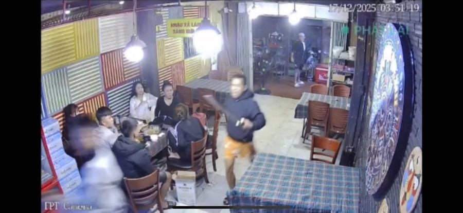 2 đối tượng mang theo dao, mã tấu và bình xịt hơi quay trở lại quán gây án. Ảnh chụp màn hình 2-doi-tuong-mang-theo-dao-ma-tau-va-binh-xit-hoi-quay-tro-lai-quan-gay-an-anh-chup-man-hinh.png