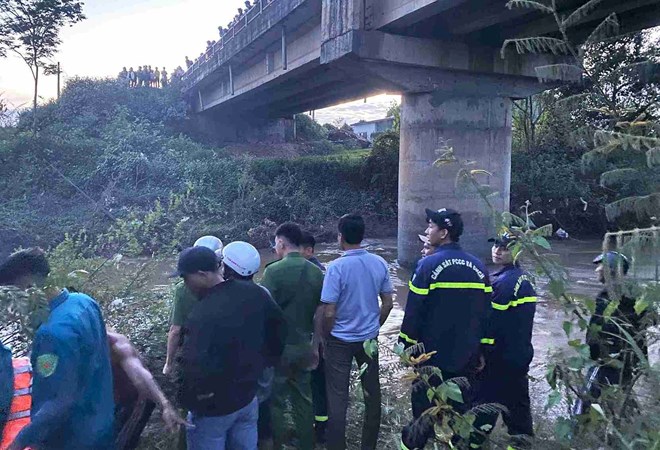 Tìm kiếm thiếu niên bị đuối nước khi đi tắm suối ở Lâm Đồng