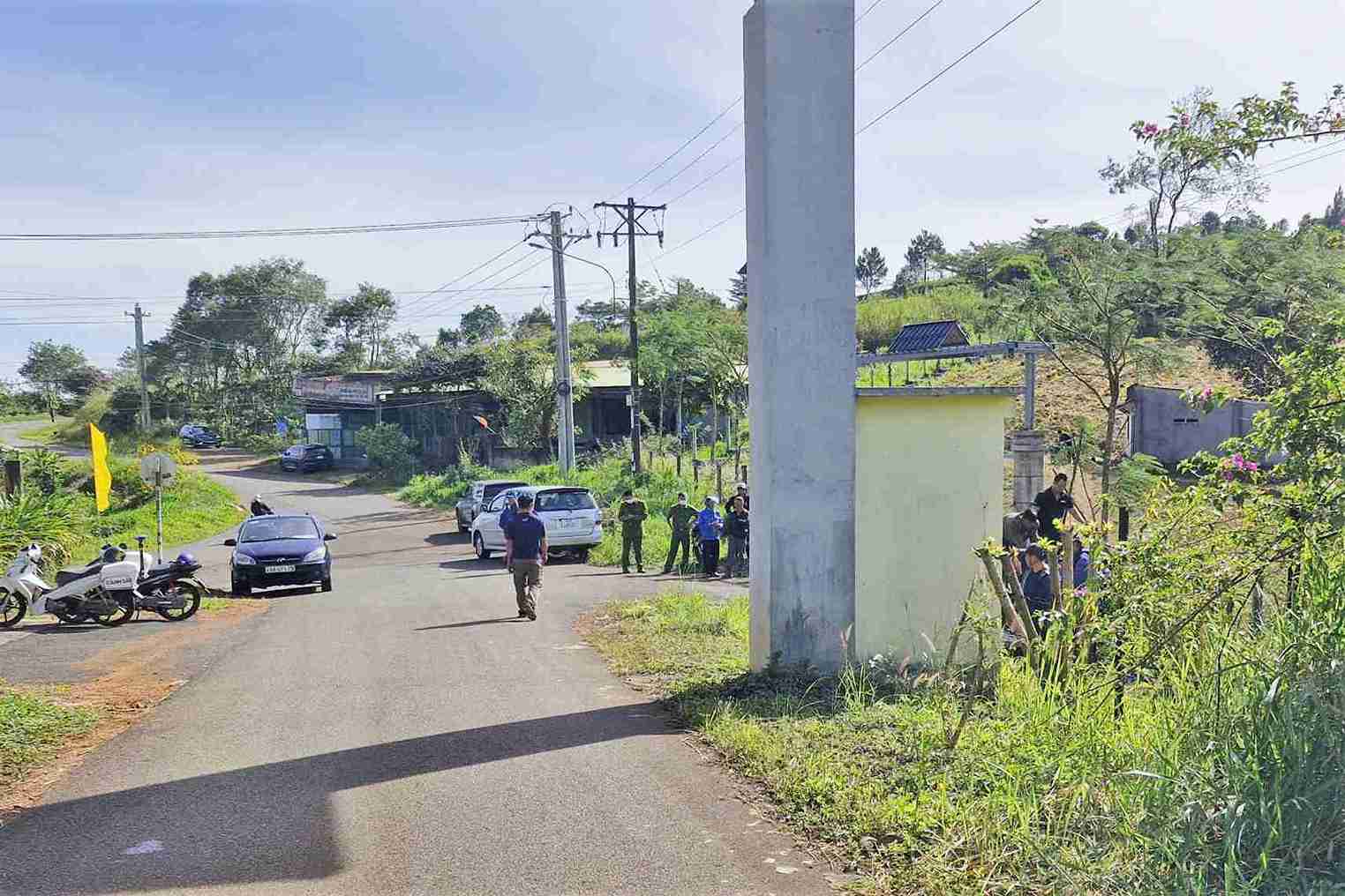 Cơ quan chức khám nghiệm hiện trường vụ việc. Ảnh: Hải Đường 