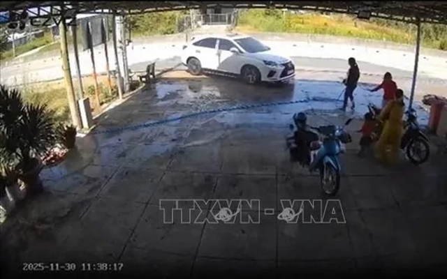 anh-trai-lao-o-to-vao-em-gai-2