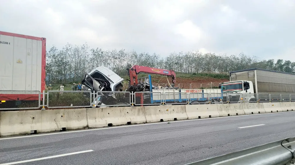 Hiện trường vụ tai nạn trên cao tốc Bùng - Vạn Ninh. gen-n-z7303608148067_36f378d64707a1f529c1079e0002ed66.jpg