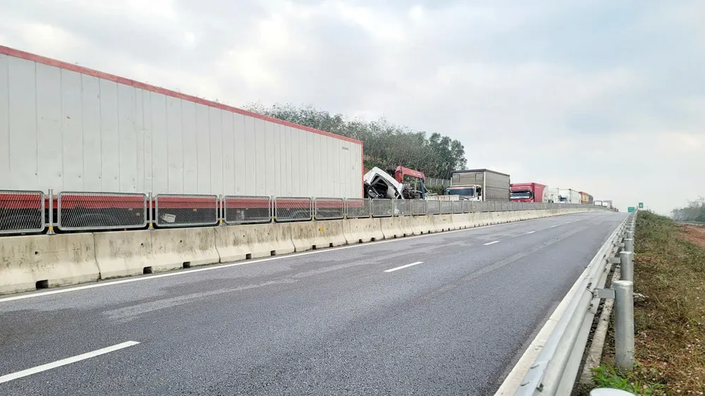 Vụ tai nạn làm tuyến đường cao tốc kẹt cứng cục bộ. gen-n-z7303608150279_fc3f224a1fa7143ca515082d23616533.jpg