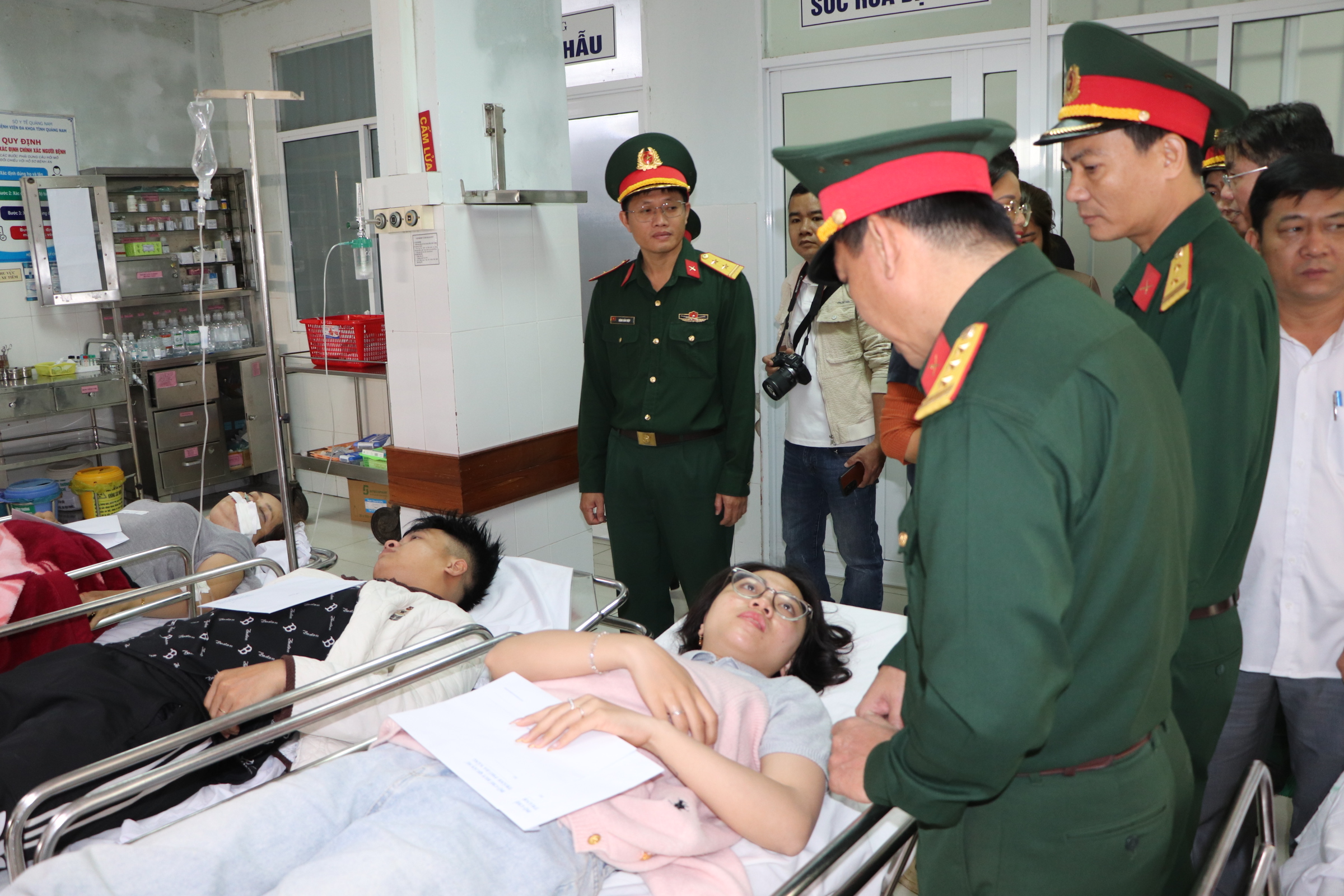 Tai nạn giao thông Đà Nẵng: 13 Người thương vong trong gia đình sau đám cưới - Ảnh 4. Tai nạn giao thông Đà Nẵng: 13 Người thương vong trong gia đình sau đám cưới - Ảnh 4.