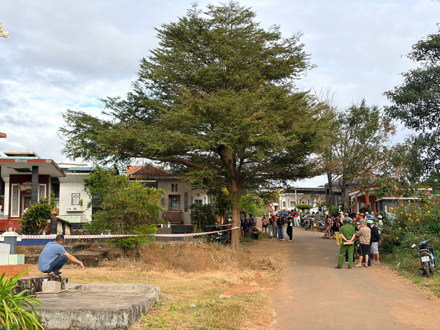 Lực lượng Công an phong tỏa hiện trường để phục vụ công tác điều tra. Ảnh: Văn Ngọc luc-luong-cong-an-da-phong-toa-hien-truong-de-phuc-vu-cong-tac-dieu-tra-anh-van-ngoc.jpg