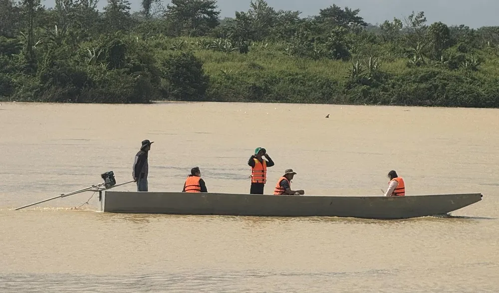 Lực lượng chức năng hỗ trợ tìm kiếm em T. Ảnh: A.D nữ sinh 10.jpg