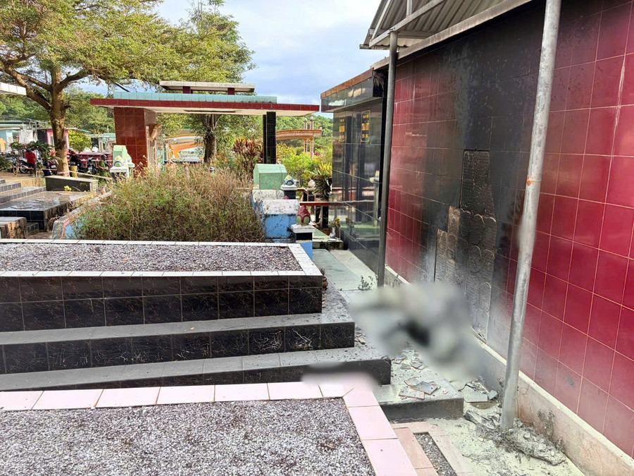 Thi thể đã bị cháy rụi trong tư thế ngồi. Ảnh: Văn Ngọc thi-the-da-bi-chay-rui-trong-tu-the-ngoi-anh-van-ngoc.jpg