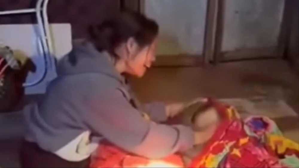 Người thân gào khóc bên thi thể hai cháu bé. Ảnh: V.H tử vong.jpg