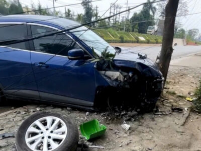 Ảnh minh họa: Đổ cả cột điện, các bác đi lại cẩn thận