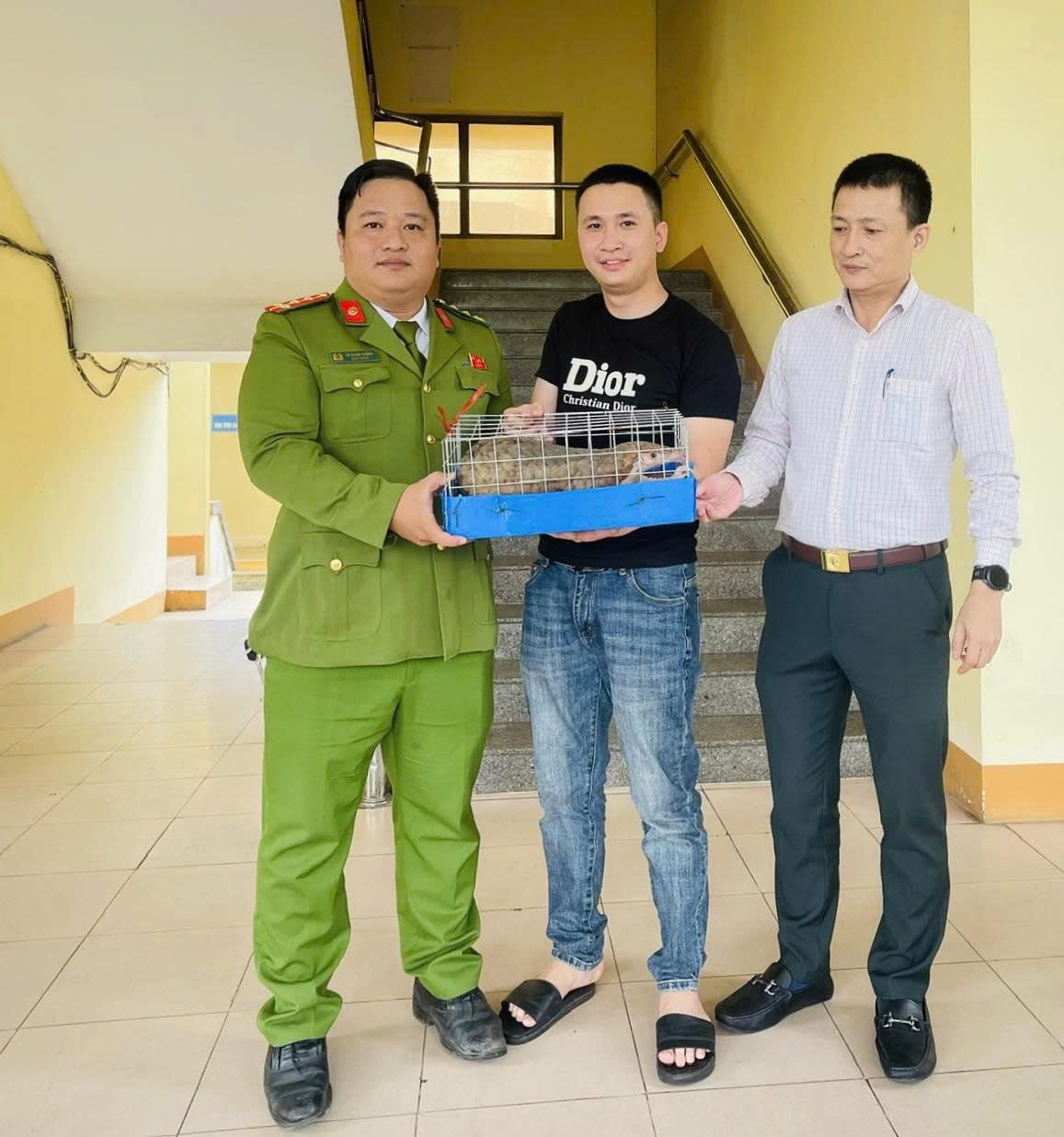 Ảnh minh họa: Thấy con vật quý bò trên đường, thanh niên liền bắt giao nộp