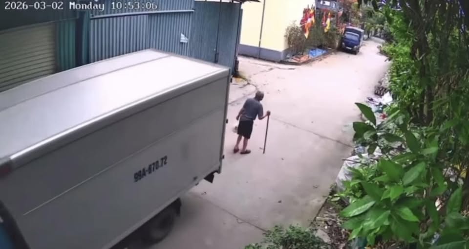 Ảnh minh họa: Xe tải bất cẩn lùi xe cán trực diện cụ ông đang đi bộ clip