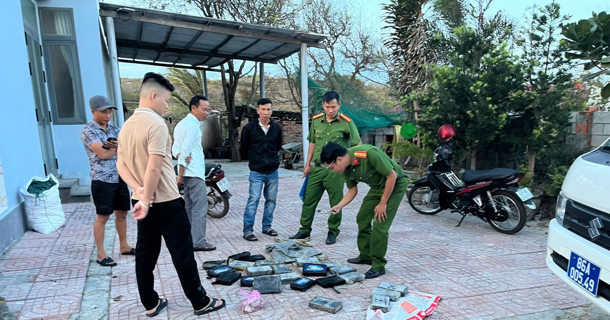 Ảnh minh họa: Tá hỏa khi nhặt được 24 bánh nghi ma túy trôi vào bãi biển Kê