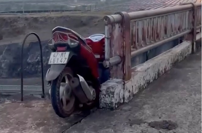 Ảnh minh họa: Người đàn ông rơi xuống cửa xả t